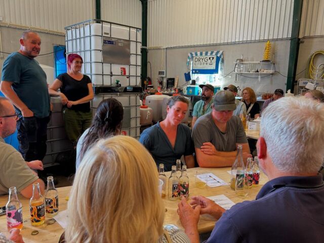 Day three of Nordic International Cider Education - NICE! Deep dive into cider microbiology, and fermentation that demanded a lot of focus. Ended the day at craft cider makers @drygcider. John and Torun generously shared their cider production philosophy with us as well as some truly great ciders. Thank you for having us! #nordiccider #realcider #craftcider #traditionalcider #nordicinternationalcidereducation #svenskmustocider #svenskaäpplen #cideräpplen #cidermaking