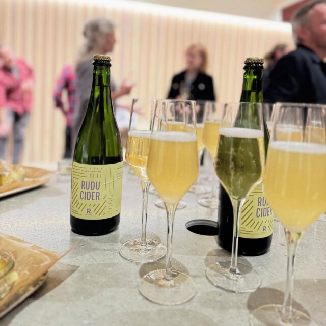 CIDER SM - prisutdelningen och resultat 🥂✨
Vi hade en fantastisk ciderdag hos @rudenstams i lördags med cidersnack, rundtur, god mat och dryck och ett regn av välförtjänta diplom till fina cidrar som bedömdes i årets tävling!
Stort tack till årets jury: @mywineby @sanna_lindberg1 @mrapplemust @vasmag @brownhatconsulting @festikjeften @alftumble @nadjis.karlsson
Stort tack till @spritmuseum som alltid hjälper till att föra svensk dryck framåt
Och sist men absolut inte minst stort GRATTIS till alla kategorivinnare! En aspirant och en yrkesverksam korades i alla kategorier där båda förekom. Alla kategorivinnare och hela pressmeddelandet hittar ni på hemsidan, länk i profilen!
Tack för den här gången 🍎🥇🥈🥉🍎🥂