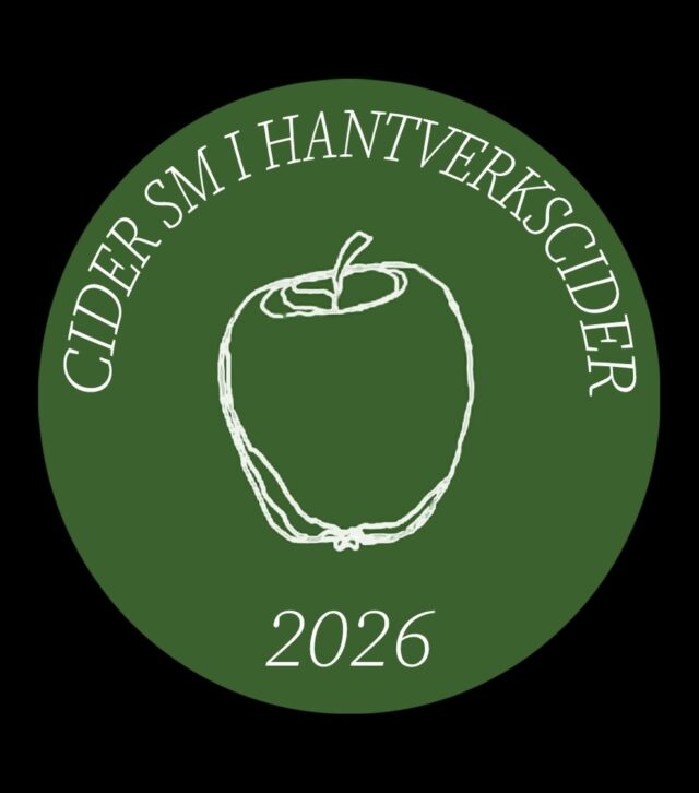 Anmälan till Cider SM 2026 är ute! Välkomna att anmäla senast den 23 februari! Länken ligger i profilen 🥂
Kategorier:
Extra torr cider -  frisk (syradriven)
0-3g/l restsocker. Ingen restsötma av lätt till medelfyllig karaktär utan framträdande tanniner.
Extra torr cider – stram (tannindriven)
0-3g/l restsocker. Ingen restsötma av medelfyllig till fyllig karaktär med tanniner.
Torr cider – frisk (syradriven)
3.1-10g/l restsocker. Liten restsötma av lätt till medelfyllig karaktär utan framträdande tanniner.
Torr cider – stram (tannindriven)
3.1-10g/l restsocker. Liten restsötma av medelfyllig till fyllig karaktär med tanniner.
Halvtorr cider – frisk (syradriven)
10.1-30/l restsocker av lätt till medelfyllig karaktär, utan framträdande tanniner.
Halvtorr cider – stram (tannindriven)
10.1-30/l restsocker av medelfyllig till fyllig karaktär med tanniner.
Söt cider
Restsötma > 30 gr/l. med en alkoholhalt > 2,25% vol.Lättcider
Cider med en alkoholhalt mellan 0,5%-2,25%.
Perry
Päroncider gjord på minst 50% päron.
Naturcider
Cider framställd med minimal påverkan, tillåts innehålla karaktärsgivande flyktiga ämnen (volatila aromer & syror)Samjäst cider (co-ferments)
Hybrid cider/fruktvin. Dryck baserad på minst 50% äpple eller päron som jäst tillsammans med andra frukter eller bär.
Vid anmälan kommer det att finnas underkategorier att anmäla cidern i för att underlätta inför bedömningsarbetet.
- Druvor
- Frukt och bär
Smaksatt cider
Baserad på minst 95% äpple eller päroncider som har smaksatts valfritt.
Vid anmälan kommer det att finnas underkategorier att anmäla cidern i för att underlätta inför bedömningsarbetet.
- Frukt och bär
- Kryddor och örter
Fatlagring räknas som tillverkningsprocess, ej som smaksättning.
Iscider
Jäst på fryskoncentrerad must av äpple eller päron.